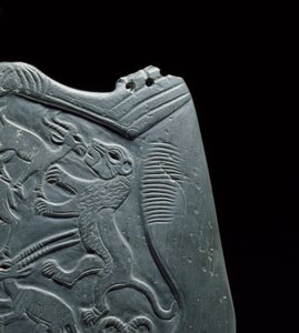 エジプトのヒエラコンポリスのメインデポジットから、彫刻が施された動物に囲まれた、アイペイントを磨くための貯水池がある儀式用パレット、紀元前3000年頃